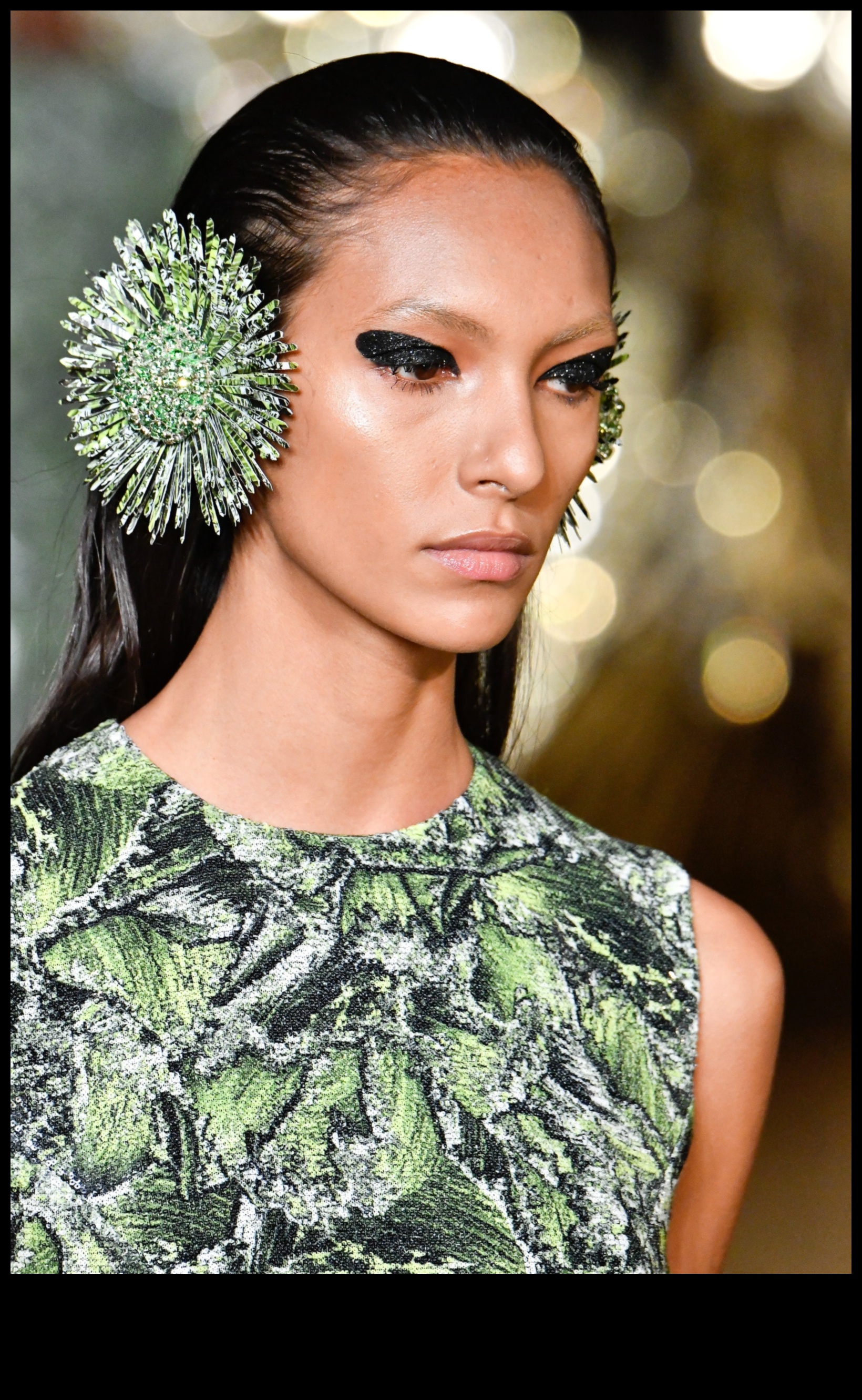 Machiaj glamour la modă Un ghid pentru cele mai recente tendințe de frumusețe de avangardă 4 Machiaj plin de farmec la modă: Navigarea tendințelor de frumusețe avangardiste