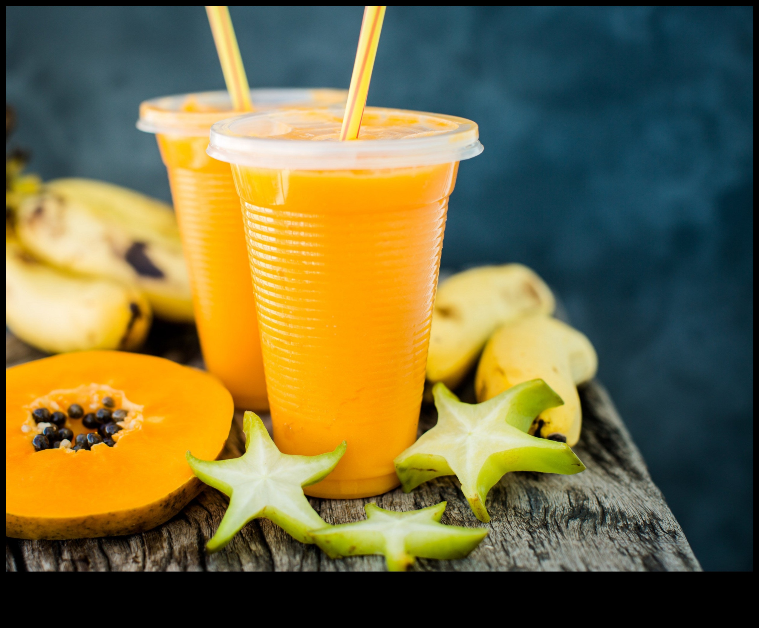 Eleganță tropicală: sorbind cu stil sucuri de fructe proaspete rafinate