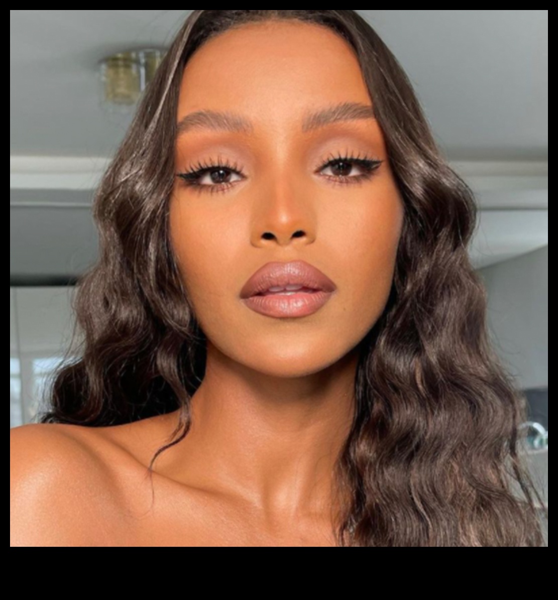 Blush îndrăzneț, strălucire subtilă Cum să obțineți un aspect plin de farmec cu machiajul natural 2 Blush îndrăzneț, strălucire subtilă: obținerea strălucirii cu tehnici de machiaj glam