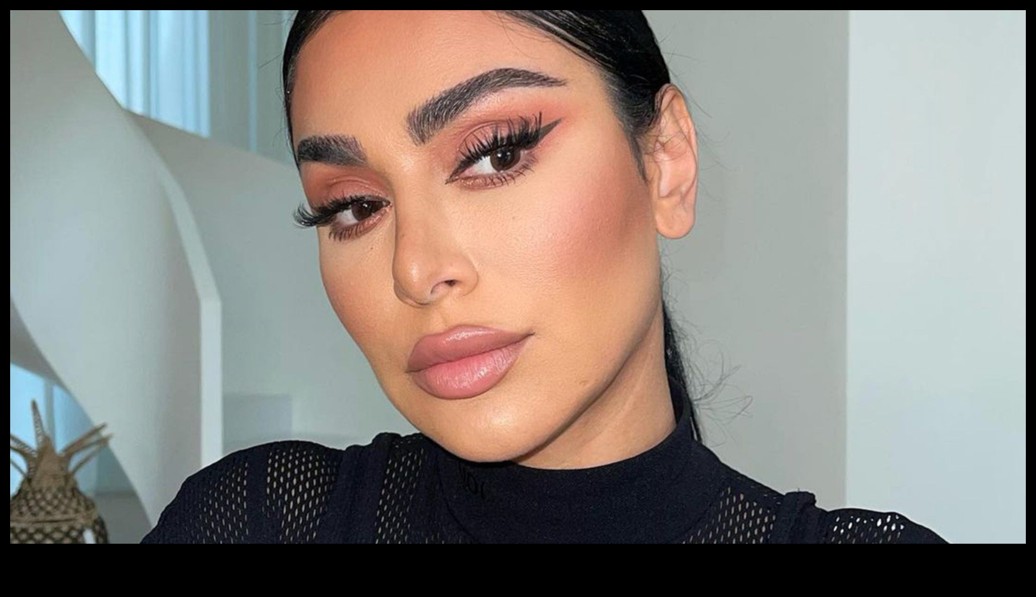 Blush îndrăzneț, strălucire subtilă Cum să obțineți un aspect plin de farmec cu machiajul natural 3 Blush îndrăzneț, strălucire subtilă: obținerea strălucirii cu tehnici de machiaj glam