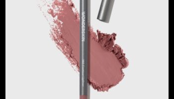 Contururi colorate: experimentați cu nuanțe unice ale creionului de buze