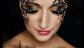 Machiaj plin de farmec la modă: Navigarea tendințelor de frumusețe avangardiste