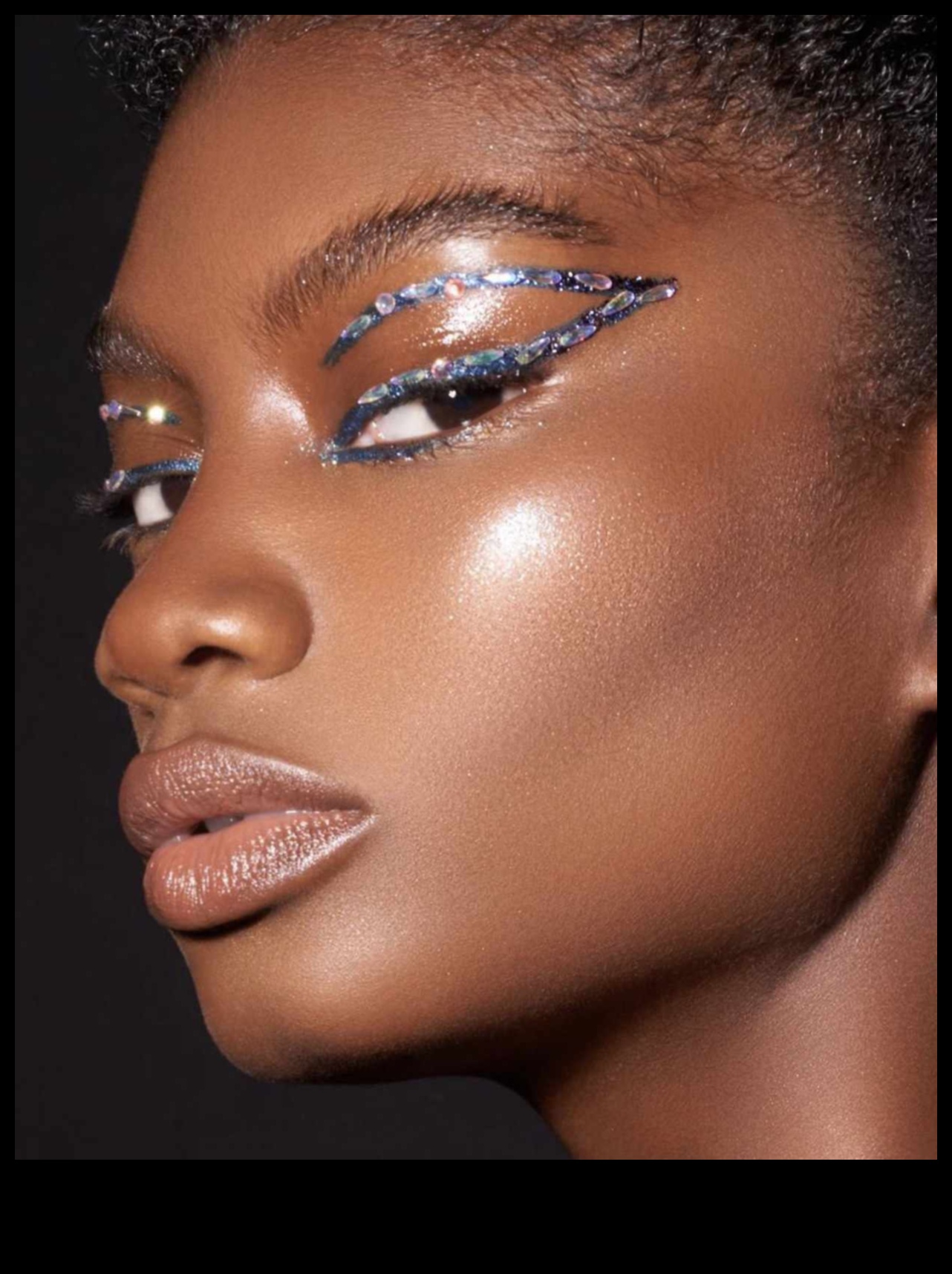 Subtilitate și strălucire Un ghid pentru asociere fard de pleoape și iluminator 1 Asociere fard de pleoape și iluminator: Îmbunătățiți-vă caracteristicile cu precizie