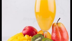 Eleganță tropicală: sorbind cu stil sucuri de fructe proaspete rafinate