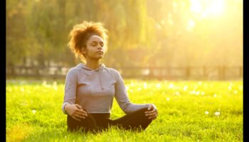 Viață veselă: cum meditația îți transformă bunăstarea emoțională